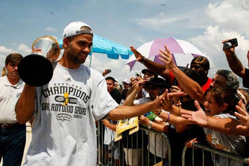 太阳报：狼队球迷团体将在对阵曼联前晚进场15分钟抗议老板（《太阳报》：狼队球迷组织拟在战曼联时晚入场15分钟抗议俱乐部老板）