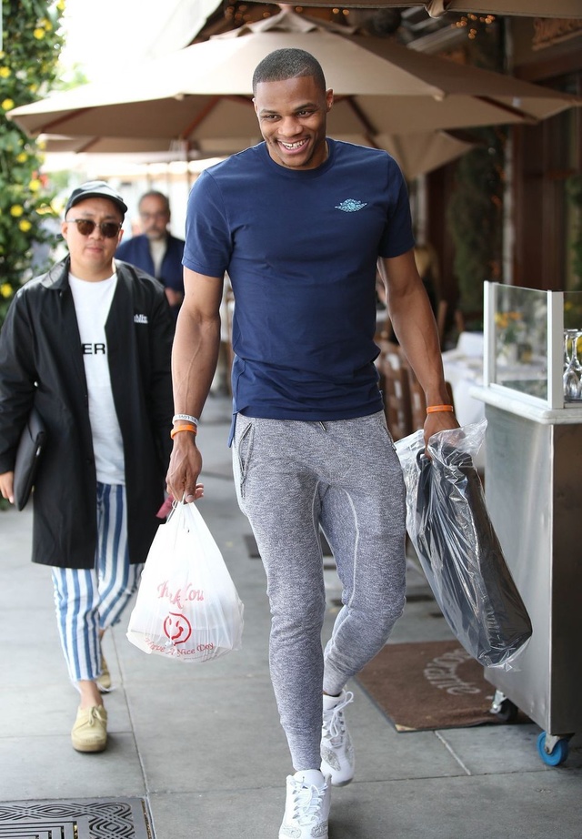 成都蓉城教练组现场观战中韩战，徐正源、金亨镒在场（成都蓉城教练组到场观战中韩大战，徐正源与金亨镒现身）