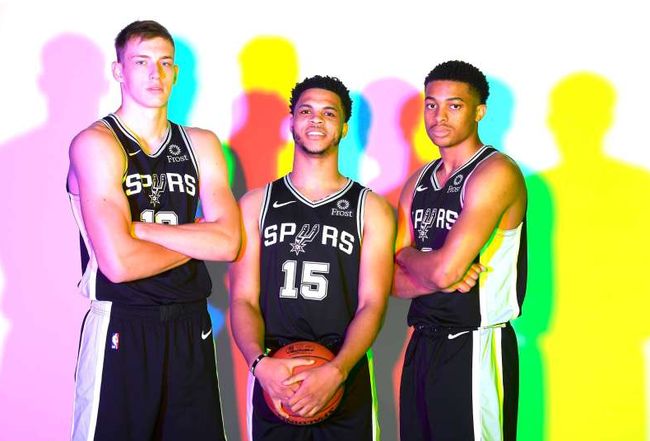 第一节比赛还剩30.3秒！首钢叫暂停，江苏22比28北京（首节还剩30.3秒，首钢请求暂停：江苏22-28北京）