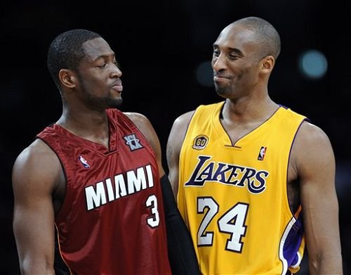 乔治娜晒在卡塔尔海边照片，蓝色紧身连衣裙尽显曼妙身姿（乔治娜晒卡塔尔海边美照，蓝色修身连衣裙彰显优雅曲线）