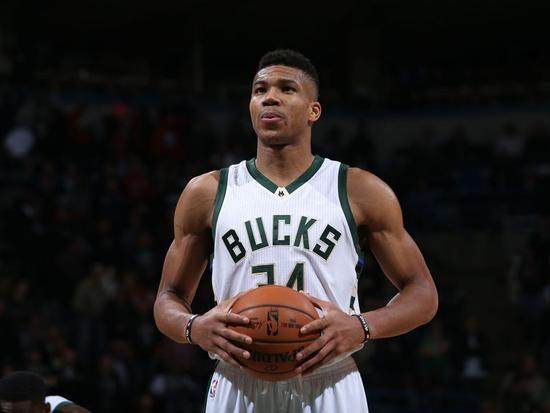 后卫身体对抗强度惊人，主帅盛赞（后卫对抗硬度爆表，主帅力赞）